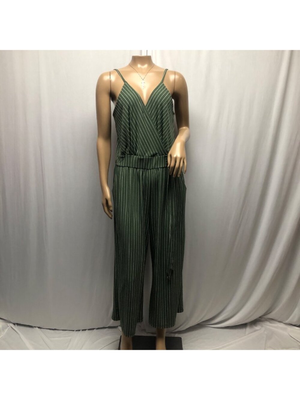 Kaileigh Sleeveless Cropped Jumpsuit Womens Size Large Adjustable Straps Stretch